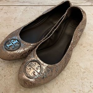 Tory Burch HEIDI Ballet Flat Shoe Pewter Snakeskin Print Logo